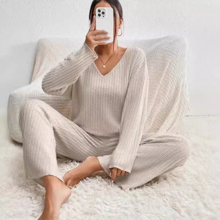 Women Comfortable knit set with V-neck and ribbed structure Lune London