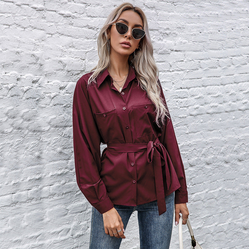 Chemisier en satin pour femmes avec ceinture à nouer et poches poitrine Chic & Stil