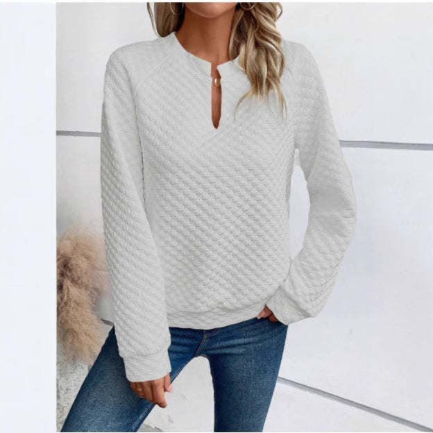 Sweat-shirt pour femmes avec design matelassé texturé et décolleté à la mode Chic & Stil