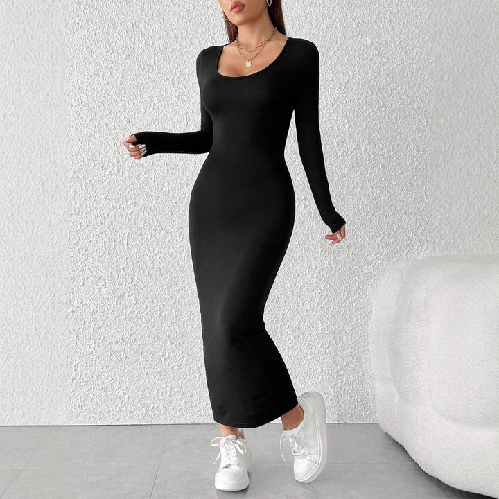 Robe maxi ajustée pour femmes avec des manches longues et un élégant col rond Chic & Stil