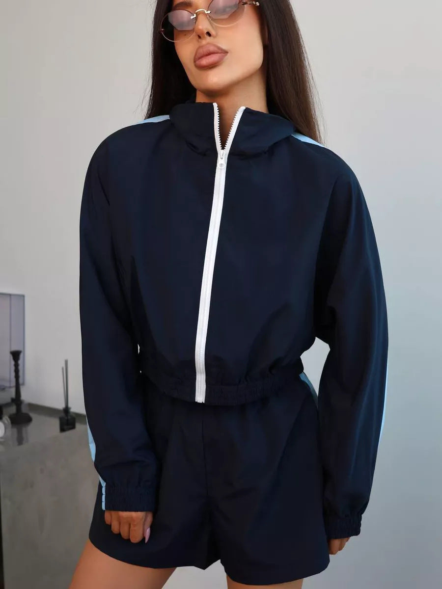 Women's sports set made of functional and breathable material with zipper and elastic waistband Lune London