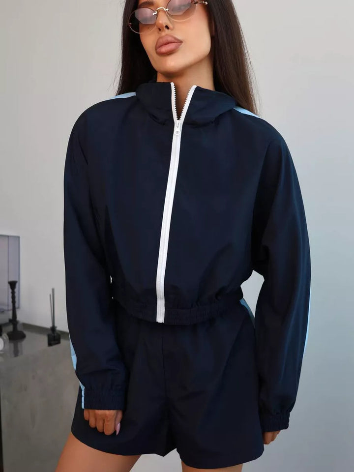 Women's sports set made of functional and breathable material with zipper and elastic waistband Lune London