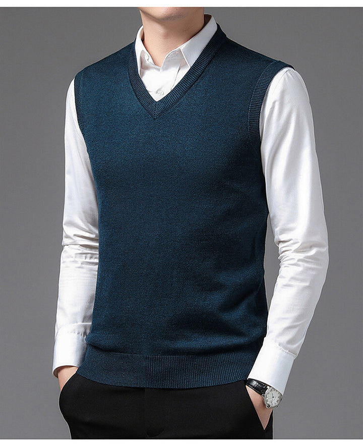 Men's V-neck sweater in fine cotton blend with elegant structure Lune London