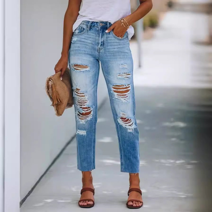 Women's destroyed jeans in a relaxed fit with fashionable details