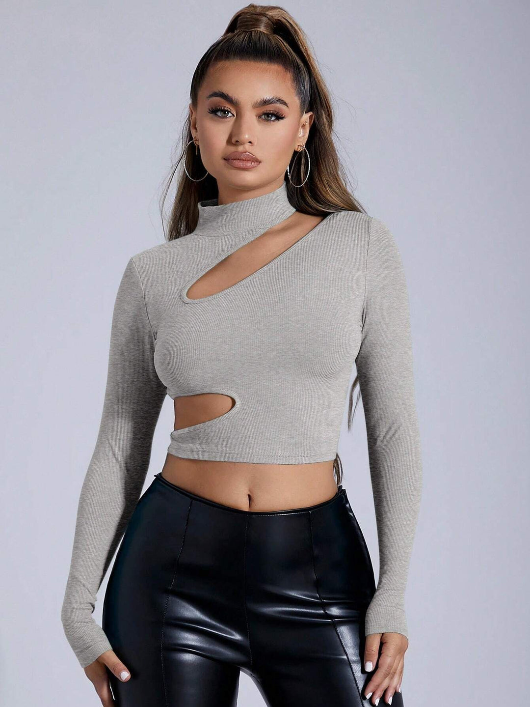 Top court à manches longues ajusté pour femmes avec découpe asymétrique Chic & Stil