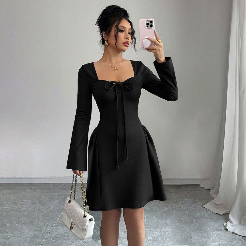 Robe féminine mi-longue avec des détails de volants raffinés et une coupe ajustée Chic & Stil