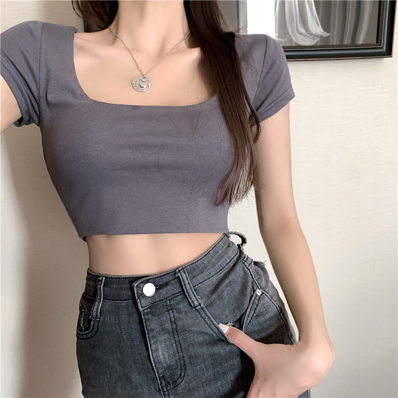 Women's crop top with fitted round neck and form-fitting cut