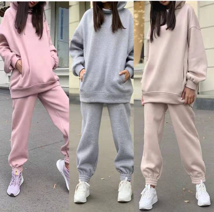 Casual women's jogging set in soft material with elastic waistband Lune London