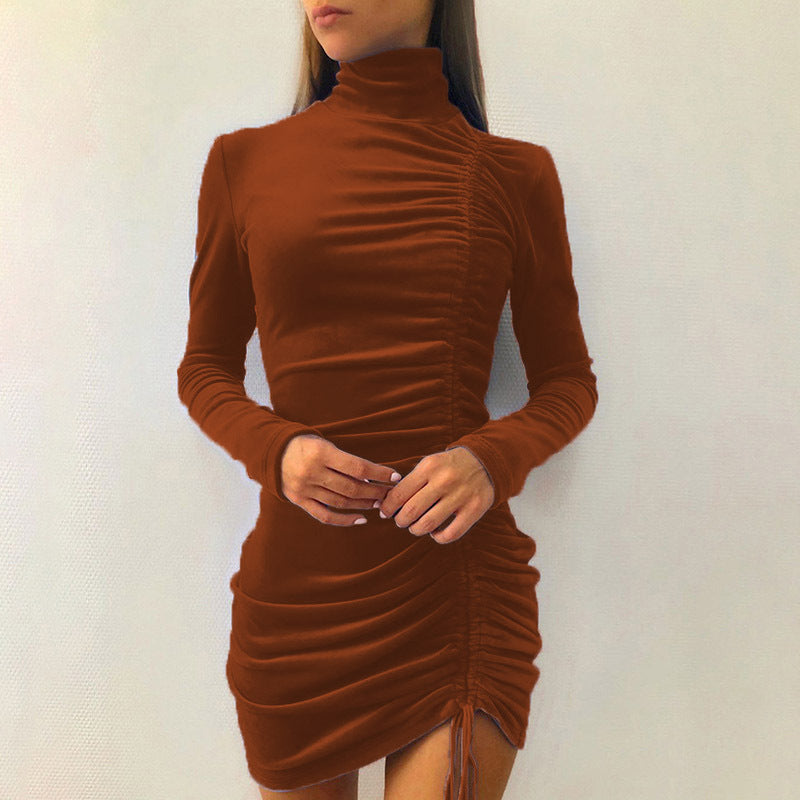 Robe de fête pour dames avec col haut et plis drapés