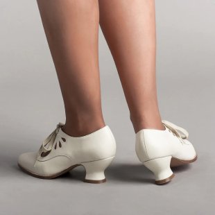 Elegant lace-up shoes for women with modern opening and classic design Lune London