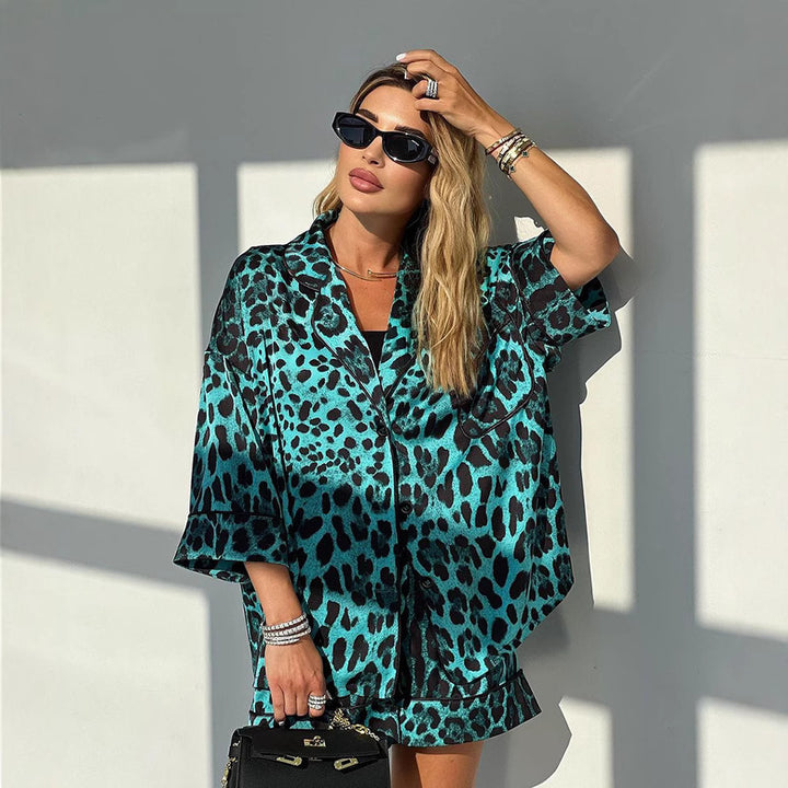 Short satin blouse with short sleeves for women with leopard print and relaxed fit Lune London