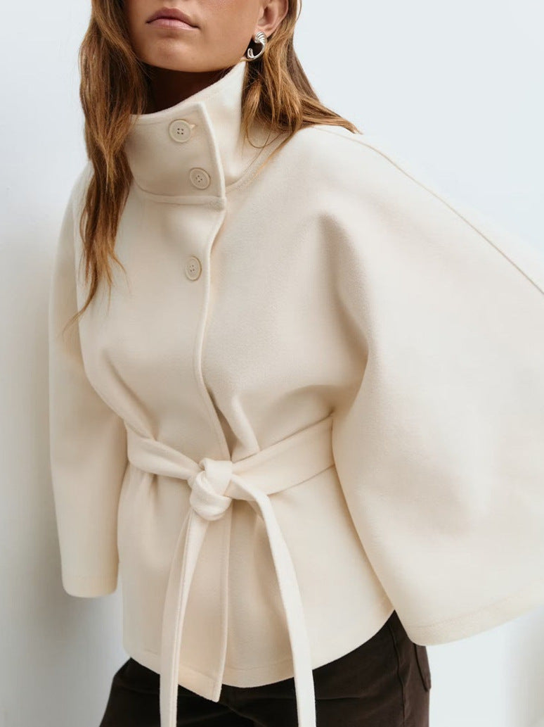 Veste cape élégante pour femmes avec un col montant et une ceinture Chic & Stil