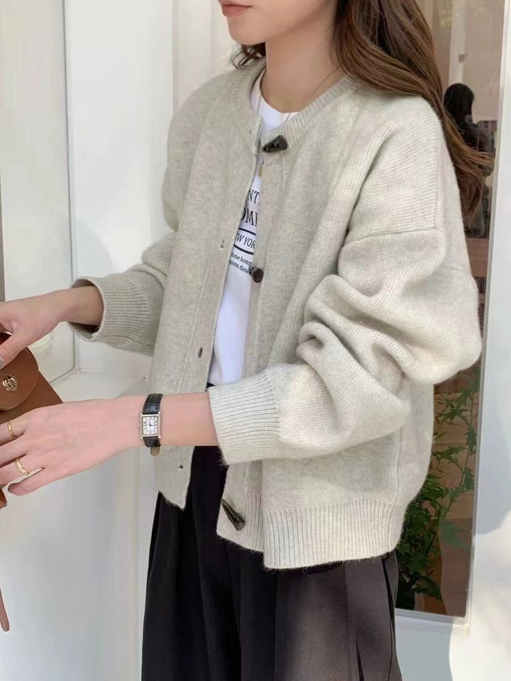 Cardigan pour femmes avec des détails de boutons élégants Chic & Stil