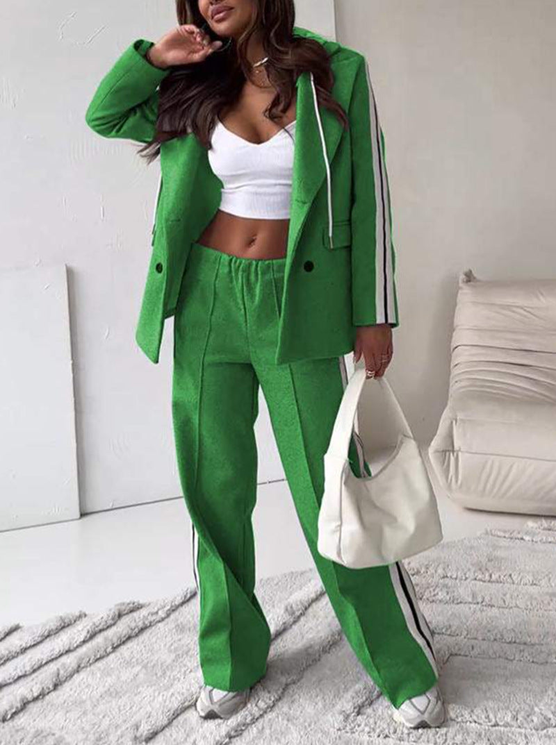 Ensemble de survêtement à la mode pour femmes avec une coupe décontractée et des détails rayés Chic & Stil