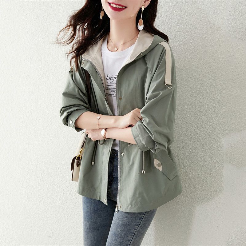 Veste de transition légère pour femmes avec design de capuche ajustable Chic & Stil