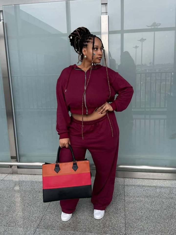 Women leisure jogging set with wide pants and cropped hoodie Lune London