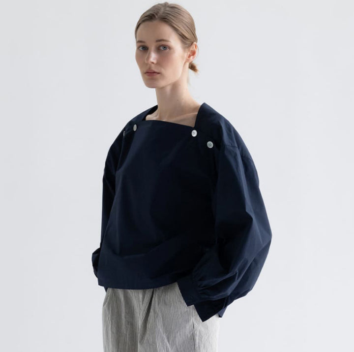 Blouse féminine à la mode avec des détails de bouton innovants Chic & Stil