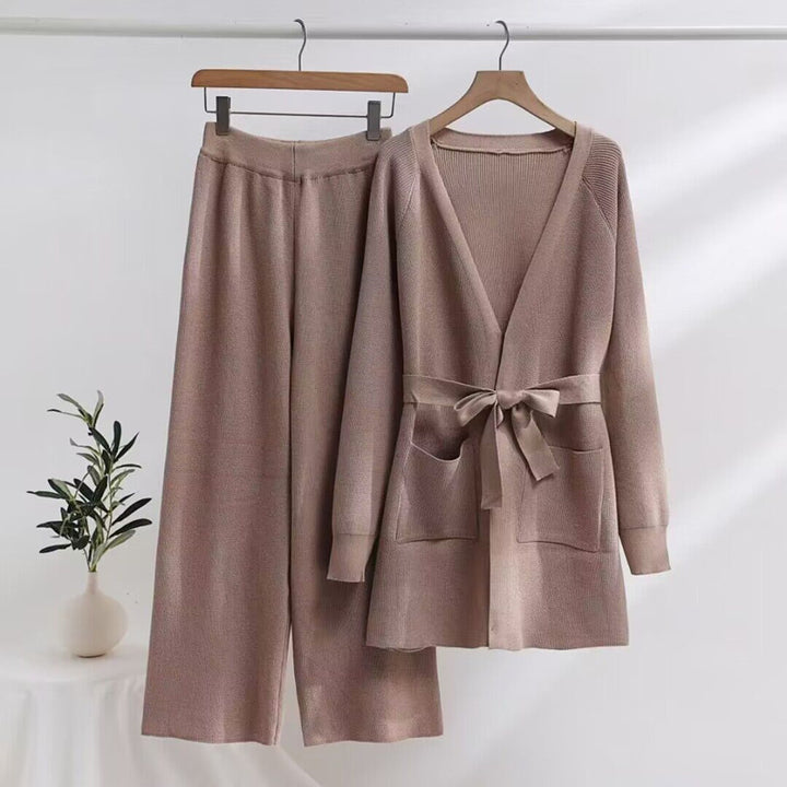 Fashionable women's knit lounge set with tied belt and practical pockets Lune London