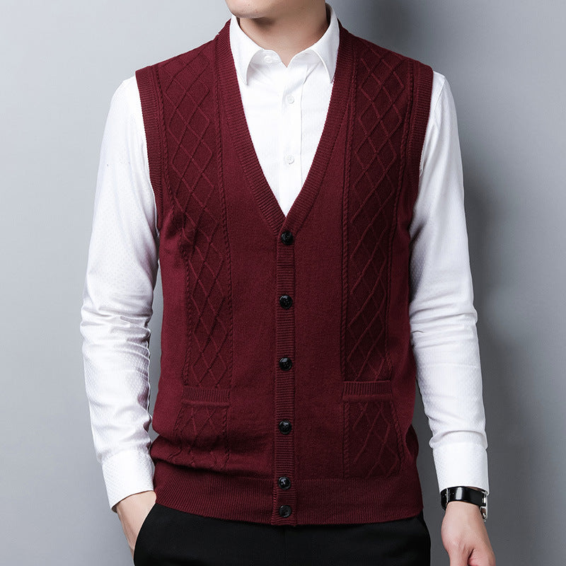 Elegant knitted vest for men with diamond pattern and practical pockets Lune London
