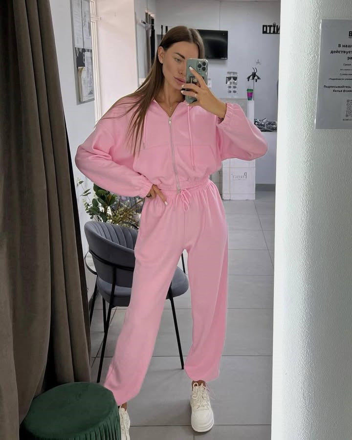 Women's sporty hoodie set with cropped top and comfortable joggers Chic & Stil