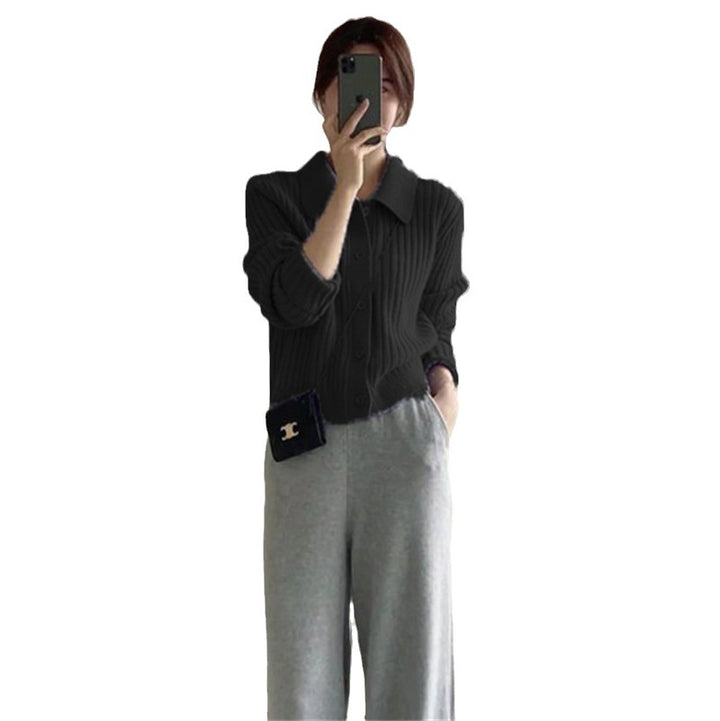 Cardigan pour femmes avec un élégant plastron à boutons et un design à côtes ultra-moderne Chic & Stil
