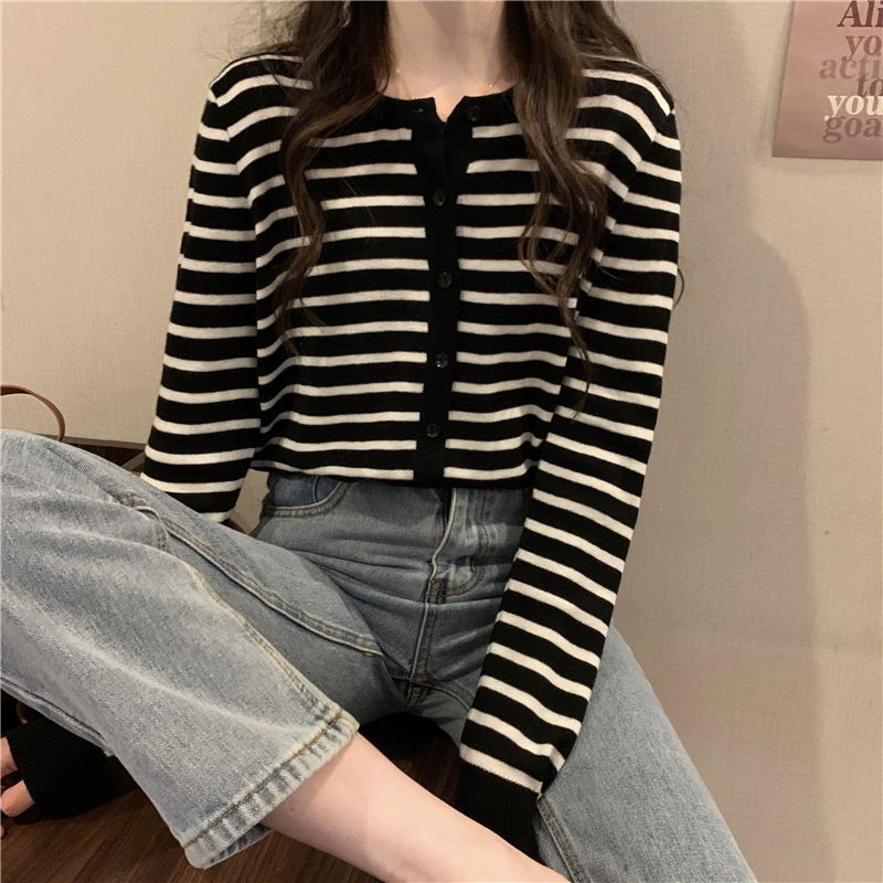 Pull en tricot à manches longues pour femmes avec fermeture à boutons Chic & Stil
