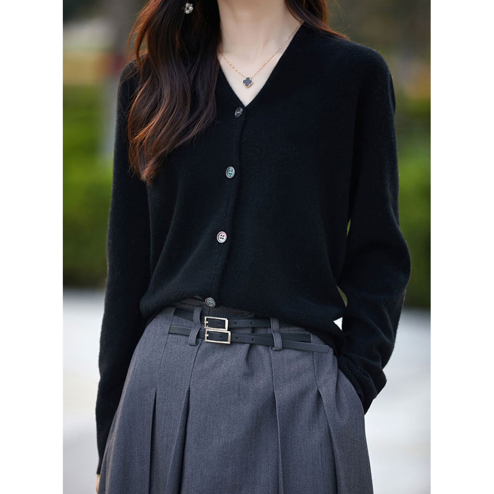 Cardigan féminin à la mode avec fermeture à boutons et matériau luxueux Chic & Stil