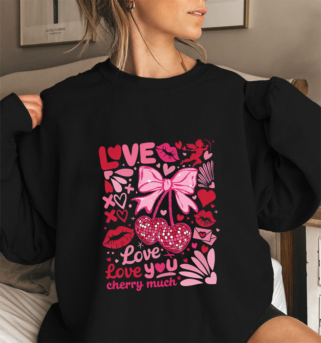 Sweat-shirt pour femmes avec des manches volumineuses et un motif cerise ludique Chic & Stil