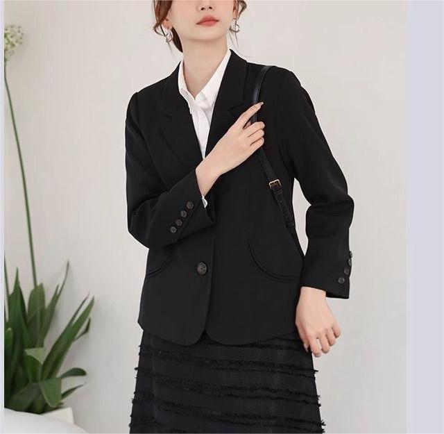 Blazer élégant pour femmes avec de fins détails de boutons et une silhouette cintrée Chic & Stil