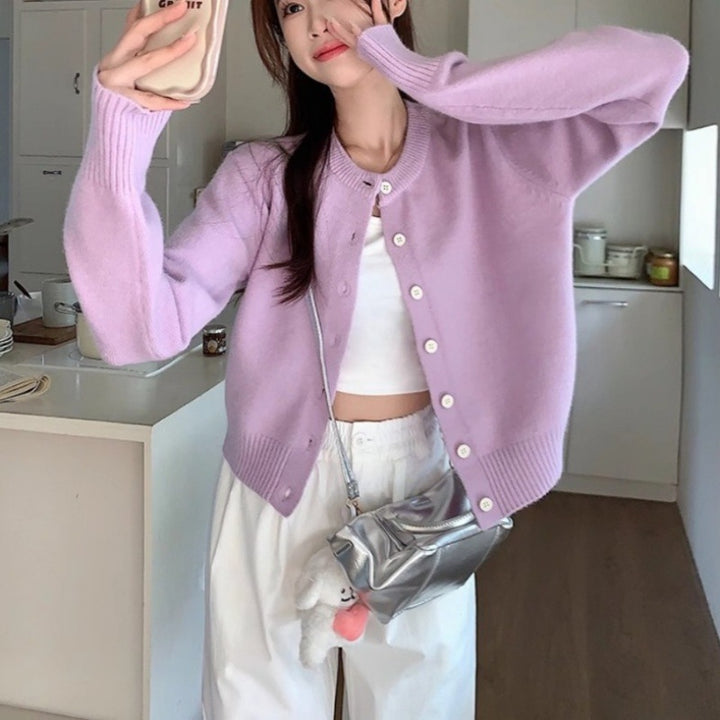 Cardigan élégant pour femmes à manches courtes avec détails en bouton et tricot fin Chic & Stil