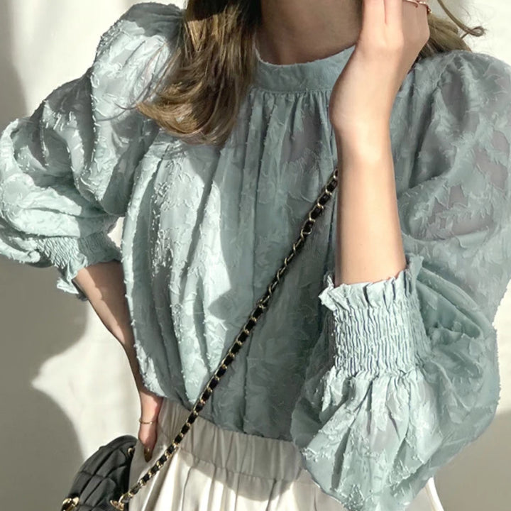 Femme blouse élégante avec des bouquets de fleurs et des manches volumineuses Chic & Stil