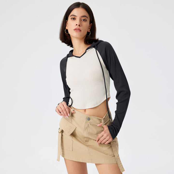 Chic & Stil Women's short sports top with hood and long sleeves