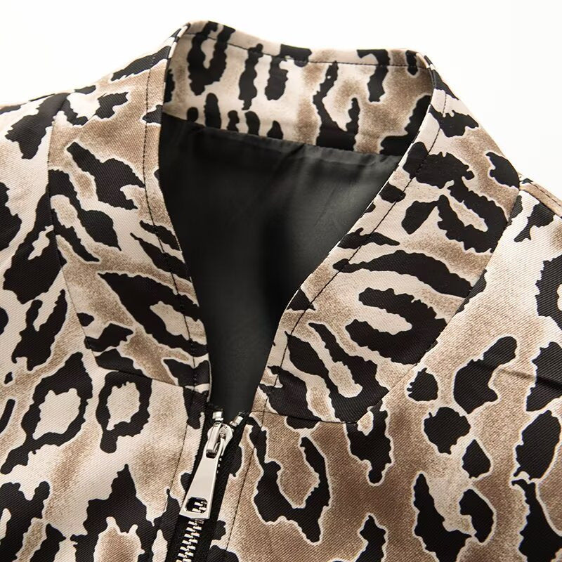 Veste bomber féminine à la mode avec un imprimé léopard saisissant Chic & Stil