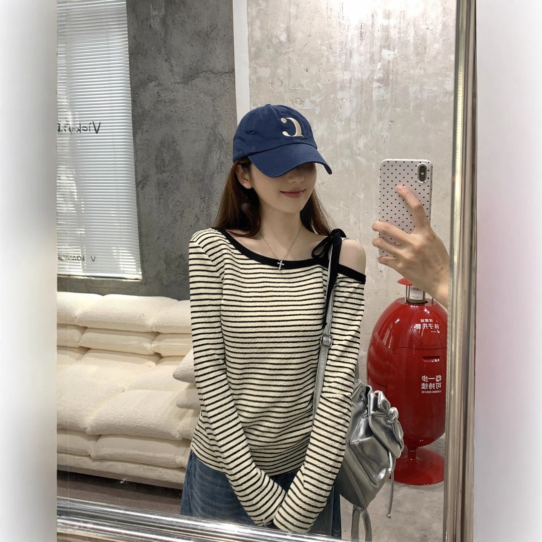 Women's asymmetrical long-sleeve shirt with stylish strap detail Chic & Stil