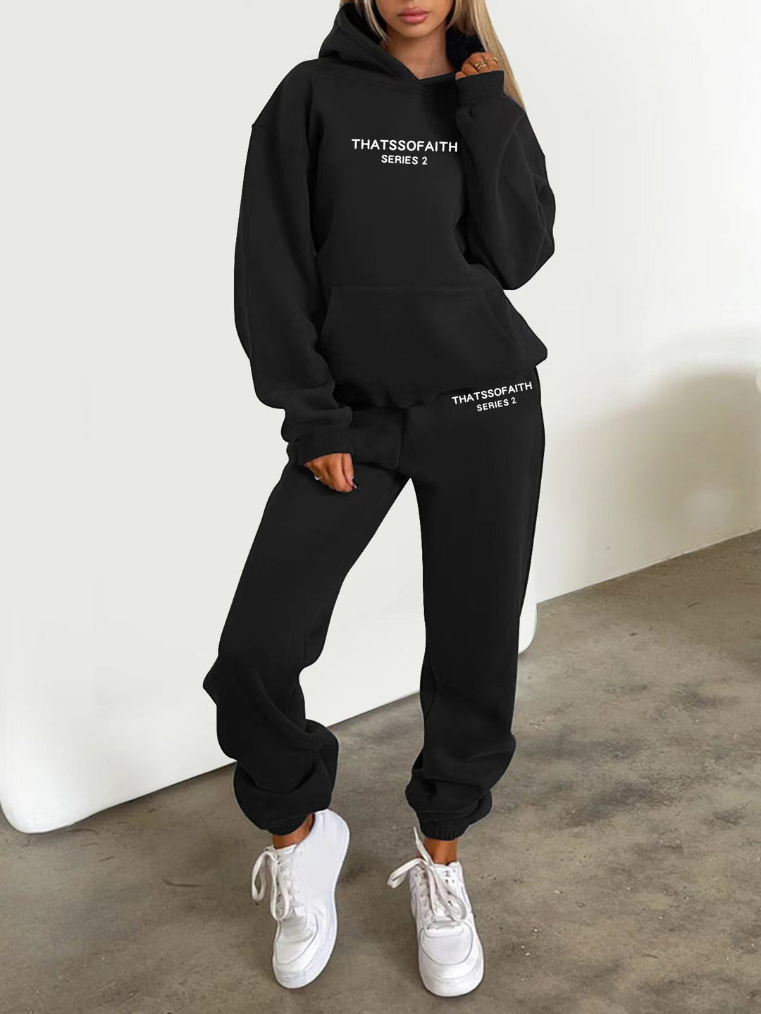 Women's jogging suit with comfortable hood and elastic cuffs Chic & Stil