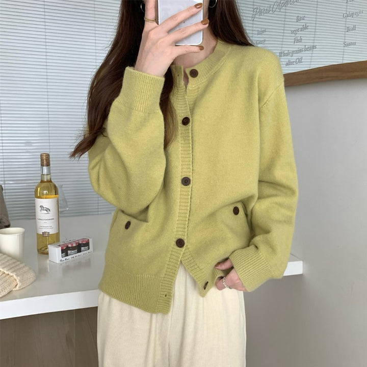 Cardigan en tricot pour femmes avec grandes poches et détails de boutons Chic & Stil
