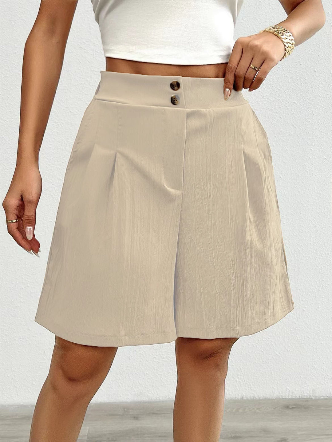 Lune London Elegant women's shorts with button closure and pleated design
