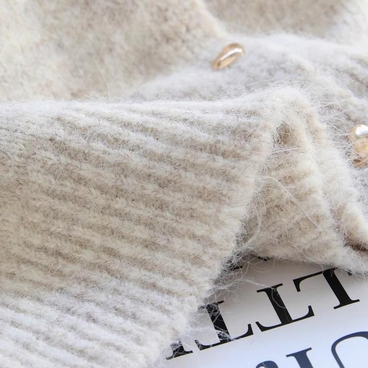 Cardigan femme cozy avec détails de boutons en forme de cœur et accent de nœud Chic & Stil