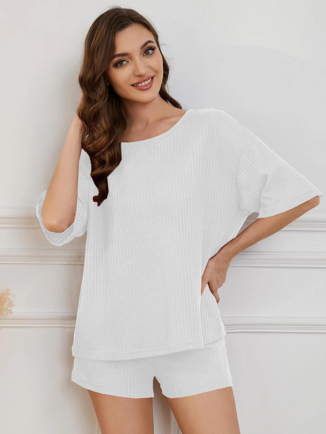 Comfortable women's set made up of an oversized top and chic shorts