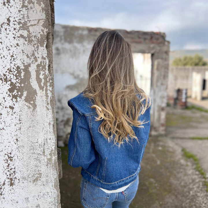 Veste en jean pour femmes à la coupe moderne avec poches pratiques et accents tendance Chic & Stil