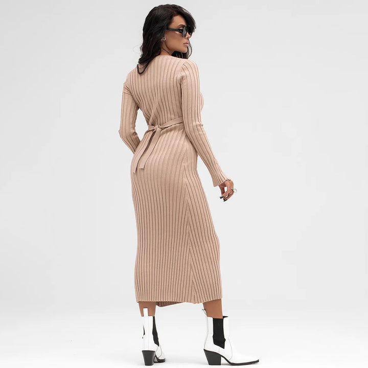 Robe tricotée pour femmes avec un profond décolleté en V et une texture côtelée Chic & Stil