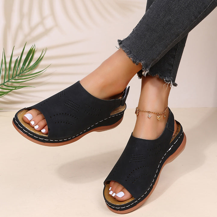 Comfortable clogs for women with a breathable surface structure and an ergonomic sole Lune London