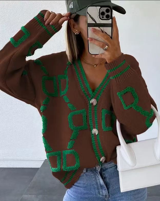 Cardigan élégant pour femmes avec un motif géométrique unique et un patte de boutonnage tendance Chic & Stil