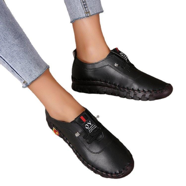 Comfortable leisure shoes for women with non-slip sole and breathable upper material Lune London