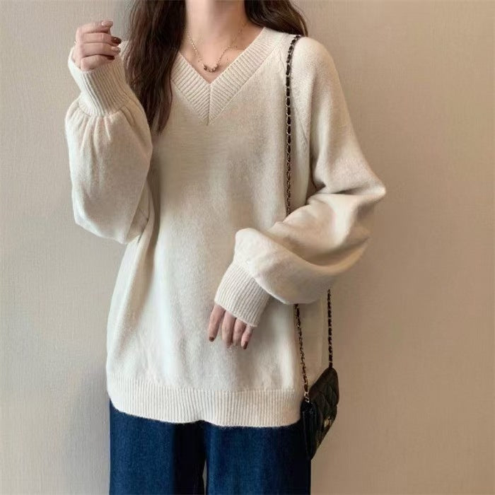 Ladies elegant V-neck sweater with a fine knitted texture Lune London