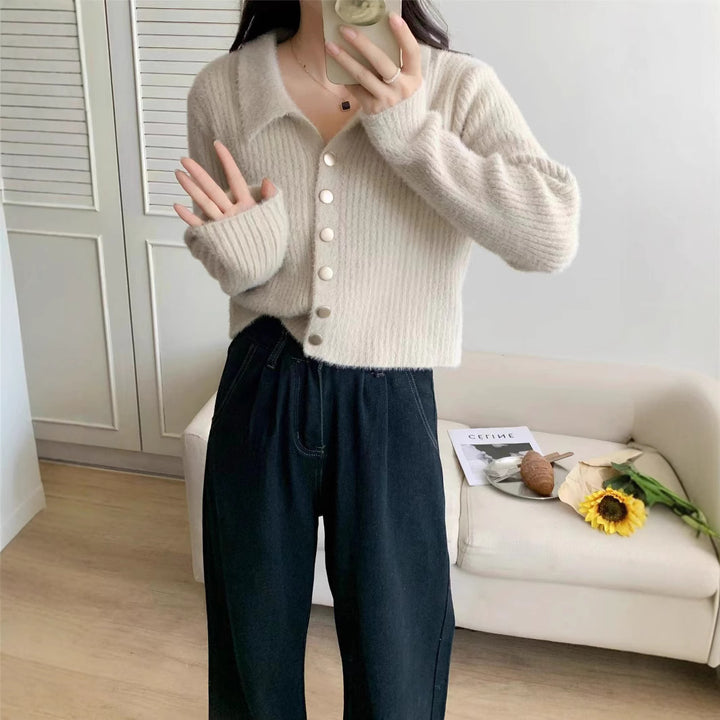 Cardigan pour femmes avec design à boutons et matériau doux Chic & Stil