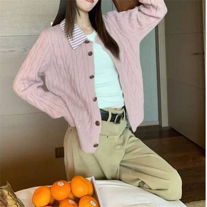 Cardigan pour femmes avec motif texturé et col de chemise classique Chic & Stil