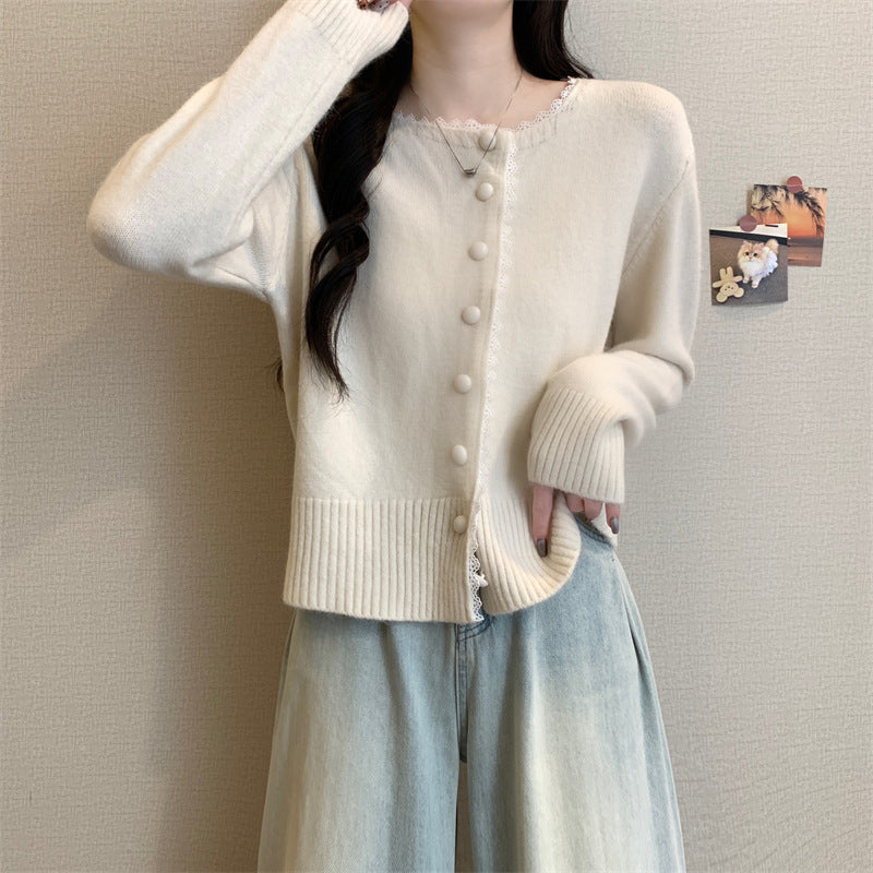 Cardigan pour femmes avec de fins détails de boutons et une jolie bordure en dentelle Chic & Stil