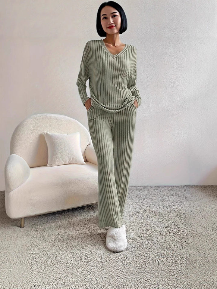 Elegant knitted suit for women with V-neck and side waist Lune London