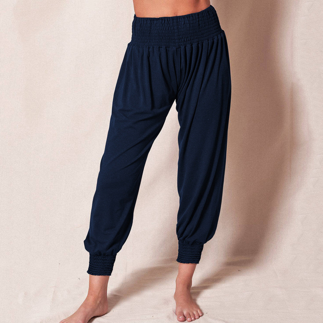 Casual harem pants for women with elastic waistband and side pockets.